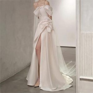 Un vestido de un solo hombro de satén blanco con pajaritas y cola, adecuado para bodas y fiestas nocturnas. - Product Image 5