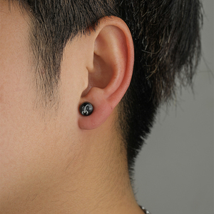 Pendientes Magnéticos Personalizados de Moda Punk Hip Hop Sin Perforación <span class=keywords><strong>para</strong></span> <span class=keywords><strong>Hombre</strong></span>, de Acero de Titanio, con Diseño de Fútbol y Escorpión, de 8mm, Negros - Product Image 5