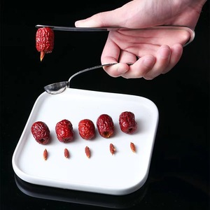 Décortiqueur de noyaux de dattes en acier inoxydable épaissi, outil de cuisine robuste pour cerises, fruits et légumes - Product Image 3