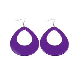 Boucles d'oreilles créoles en acrylique violettes en forme de goutte d'eau, creuses, faites à la main, de qualité supérieure, bijoux tendance pour femme, idéales pour les soirées - Product Image 6