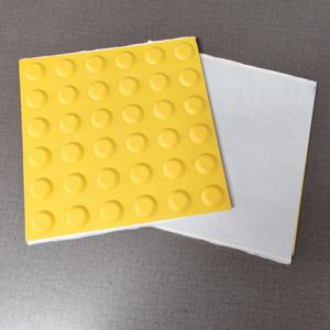 Pavage Tactile TPU <span class=keywords><strong>auto</strong></span>-adhésif extérieur en plastique aveugle de <span class=keywords><strong>route</strong></span> indicateur de carrelage Tactile école publique dalles de pavage produits en caoutchouc - Product Image 3