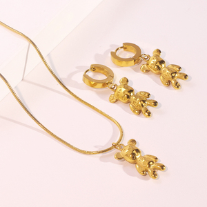 Ensemble de bijoux collier et boucles d'oreilles en acier inoxydable plaqué or 18 carats pour femmes - Bijoux tendance pour mariage et fiançailles - Product Image 2
