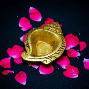 Lampe à huile Diya en laiton faite à la main, forme de tige, pour la décoration des temples et des festivals (exportation Sigma) |   Design moderne et léger - Product Image 2