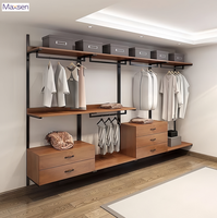 Porte-vêtements sur pied Maxsen en fer doré, taille personnalisée, écologique, avec barres de suspension pour vêtements et étagère de rangement inférieure