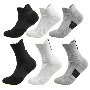 Chaussettes de sport unisexes en coton de haute qualité avec logo personnalisé, chaussettes courtes blanches pour l'exercice, chaussettes de course à pied pour jeunes avec grip, design unisexe pour le sport - Product Image 1