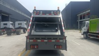 Camion à ordures Isuzu 4x2 manuel personnalisé pour l'exportation, 7 m³ de capacité, compacteur de déchets à chargement arrière de haute qualité, haute efficacité