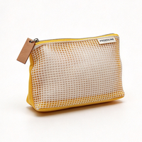 Pochette de maquillage jaune avec superposition en maille blanche et fermeture éclair supérieure, pour rouges à lèvres, poudres compactes et articles de beauté essentiels