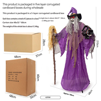 Sorcière d'Halloween vêtu d'une robe violette, tenant une balai lumineux et oscillant, décoration pour maison hantée et pièce secrète