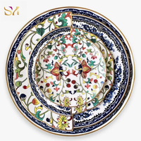 Assiettes en Porcelaine Fine à Motifs Floraux Contrastés avec Bord Doré – Ensemble Artistique pour Dîner, Mariage et Décoration de Table de Restaurant