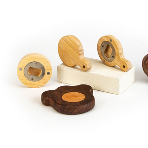 Logo personnalisé faveurs de mariage bonnet de bière Llaveros Destapador blancs porte-clés en bois porte-clés en bois ouvre-bouton de bière pour les invités - Product Image 3