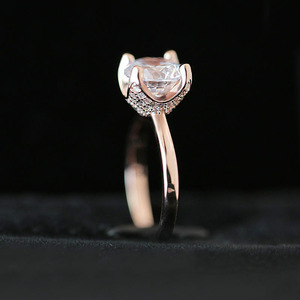 Anello Classico a Quattro Punte per Donne, Elegante Design Solitario, Accessorio Gioiello per Feste e Uso Quotidiano - Product Image 3