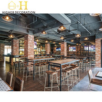 Comptoir de bar de style moderne, design en bois et métal, vitrine de présentation pour bar avec logo lumineux LED