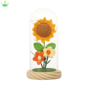 Lampe de nuit LED en forme de tournesol artificiel, inspirée de La Belle et la Bête, avec dôme en verre, base en bois, pétales de fleurs tombés et feuilles vertes - Product Image 4