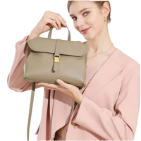 Sac bandoulière à rabat en cuir véritable pour femme, convertible en sac à main à poignée supérieure, idéal pour le travail quotidien et les trajets.