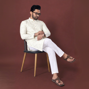 Ensemble Kurta texturé crème pour homme, longueur genou, coupe classique, tenue ethnique traditionnelle pour mariage - Product Image 1