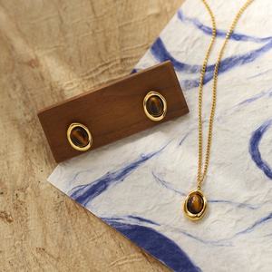 Ensemble collier et boucles d'oreilles tendance en acier inoxydable avec pierre naturelle œil de tigre et grain de café, style Murad, personnalisable - Product Image 3