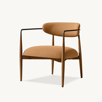 Fauteuil lounge de luxe de style mid-century moderne, couleur beige, base en bois massif, accoudoirs en métal doré, tissu rembourré confortable, fauteuil d'appoint pour hall d'hôtel