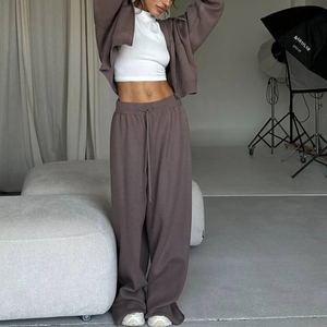 Sweat-shirt à capuche décontracté pour femme, coupe courte et oversize, avec poche kangourou, logo personnalisé, en tissu tricoté uni - Product Image 2