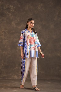 Ensemble coordonné élégant pour femmes, imprimé artistique, tunique asymétrique à col avec pantalon droit, tenue décontractée tendance - Product Image 4