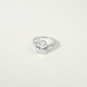 Bague de fiançailles premium en diamant de laboratoire 3 carats, coupe ovale E F VS, trois pierres avec baguette conique, bijoux de mariée certifiés - Product Image 4