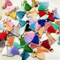 Lot de Matériaux DIY : Mini-Pendentifs Ornements en Fil de Soie Multicolore de 2 cm avec Boucles, Accessoires pour Boîtes Cadeaux et Éventails