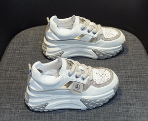 2025 nouvelles chaussures décontractées d'agrandissement de hauteur légères vintage avec semelles épaisses et surface en cuir avec un design creux - Product Image 4