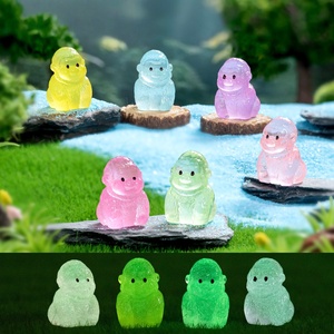Vente en gros de figurines en résine de gorille de dessin animé, ornements en résine kawaii, breloques en résine d'animaux qui brillent dans le noir pour la décoration de voiture - Product Image 1