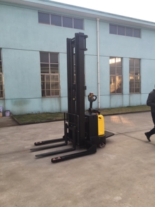 <span class=keywords><strong>1</strong></span>.5トン <span class=keywords><strong>2</strong></span>トン 4.5m 5m 5.5m 6m 7m 6.5m ワイドレッグ ストラドル式電動スタッカー（CE認証付き） - Product Image 2