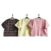 Zachte gebreide gestreepte kinderset van 2 delen, oversized baby T-shirt met lage schouderlijn en korte broek, zomerse casual outfit voor jongens en meisjes