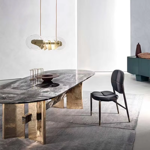 طاولة طعام فاخرة حديثة بيضاوية الشكل بقاعدة من الفولاذ المقاوم للصدأ بتشطيب ذهبي عاكس وسطح من الرخام الأسود تتسع لـ 6-8 أشخاص - Product Image 1