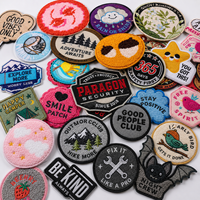 Écusson brodé personnalisé OEM rond, motif floral botanique, broderie plate pour accessoires vestimentaires