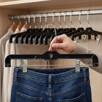 Platzsparender Multifunktions-Bodenaufhänger mit Hakenmontage und Metallclip für Jeans und T-Shirts