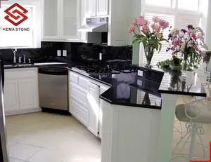 Encimera de cocina de granito negro, diseño curvo con varios perfiles de borde con gabinete de madera blanca