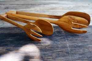 Pinces en bois artisanales pour la cuisine, le service et la préparation des aliments, fabriquées en bois naturel solide - Product Image 6