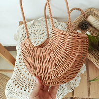 Panier de rangement mural ou sur pied en rotin tressé en plastique fait main avec longues poignées pour fleurs