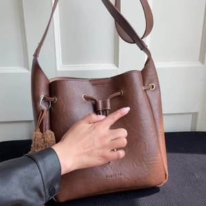 High quality women's luxury single shoulder <b>handbag</b> with fashionable design, women's bucket bag - Product Image 2