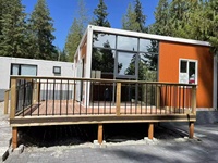 Maison conteneur préfabriquée détachable à faible coût avec design moderne, caractéristique respirante, appartement/ferme, avec terrasse