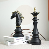 Ornements d'échecs nordiques en résine personnalisés décorés de pièces d'échecs noires et blanches décoration de bureau à domicile artware en résine