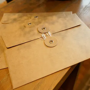 Stok khusus pabrik kecil tas arsip kantor dengan penutup tali kertas Kraft kartu pos amplop