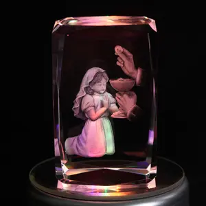 漂亮女孩祈祷雕塑水晶雕刻立方体洗礼礼物