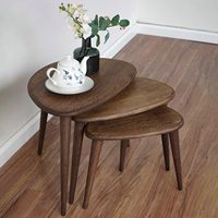 Ensemble de 3 tables gigognes solides en chêne du milieu du siècle avec pieds coniques Meubles de maison en bois de style rétro
