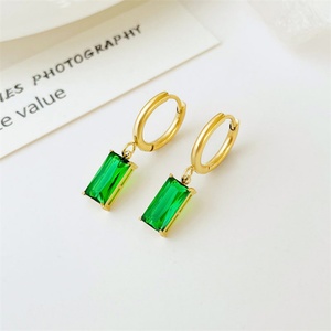 Boucles d'oreilles créoles plaquées or 18 carats avec pendentif zircon délicat, style mode - Product Image 1