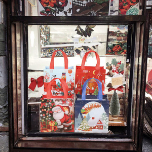 ถุงช้อปปิ้งพีพีพิมพ์ลายคริสต์มาสหรูหราแบบกำหนดเอง พับได้ เคลือบลามิเนต ลายเรขาคณิต พร้อมของขวัญและโลโก้ส่วนตัว - Product Image 2