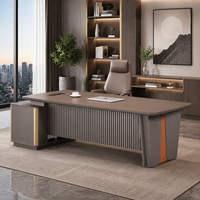 Elegante Scrivania Direzionale di Lusso con Pannello Frontale Scanalato, Piedistallo Laterale e Ampio Tavolo per Ufficio Manager