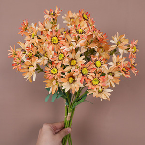 Bouquet de marguerites artificielles Ruilisi en soie pour décorations de mariage – Orange, rose, blanc, violet clair, bleu, violet pâle - Product Image 1