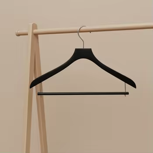 도매 맞춤형 로고 나무 옷걸이 의류 매장용 저 MOQ 샘플 무료 거실용 - Product Image 3