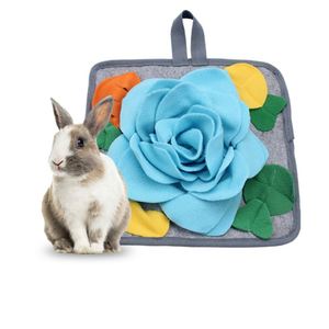 Tapis de renifflement à motif floral pour petits animaux, coussin d'alimentation lente à texture douce, jouet d'entraînement pour lapins et petits animaux - Product Image 1