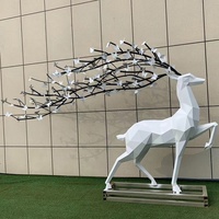 Statue de cerf en métal d'art polonais de taille réelle pour la décoration de la salle d'exposition extérieure du zoo moderne, sculpture en acier inoxydable