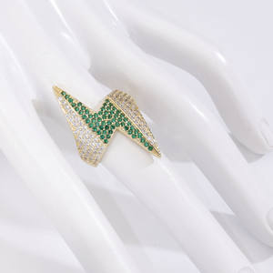 Anillo de Lujo con Rayo Chapado en Oro de 14K, Anillo de Declaración con Circonitas Verdes Iced Out, Joyería Hip Hop para Hombre y Mujer, Regalo - Product Image 1