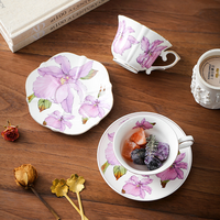 Élégant style britannique vintage à motif floral avec un ensemble de tasses à café et soucoupes en céramique dorée de luxe